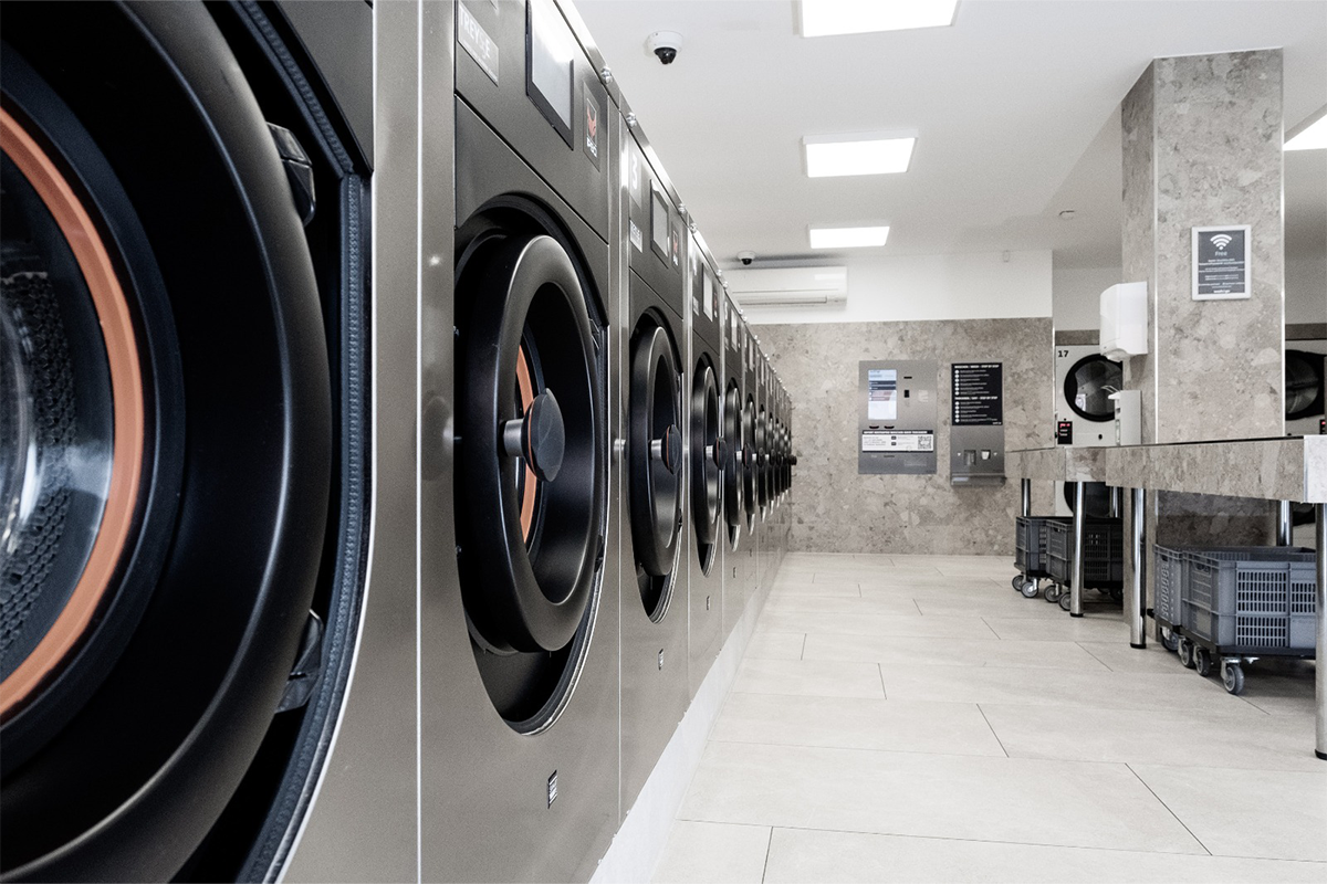Moderner Waschsalon mit leistungsstarken Waschmaschinen und Trocknern