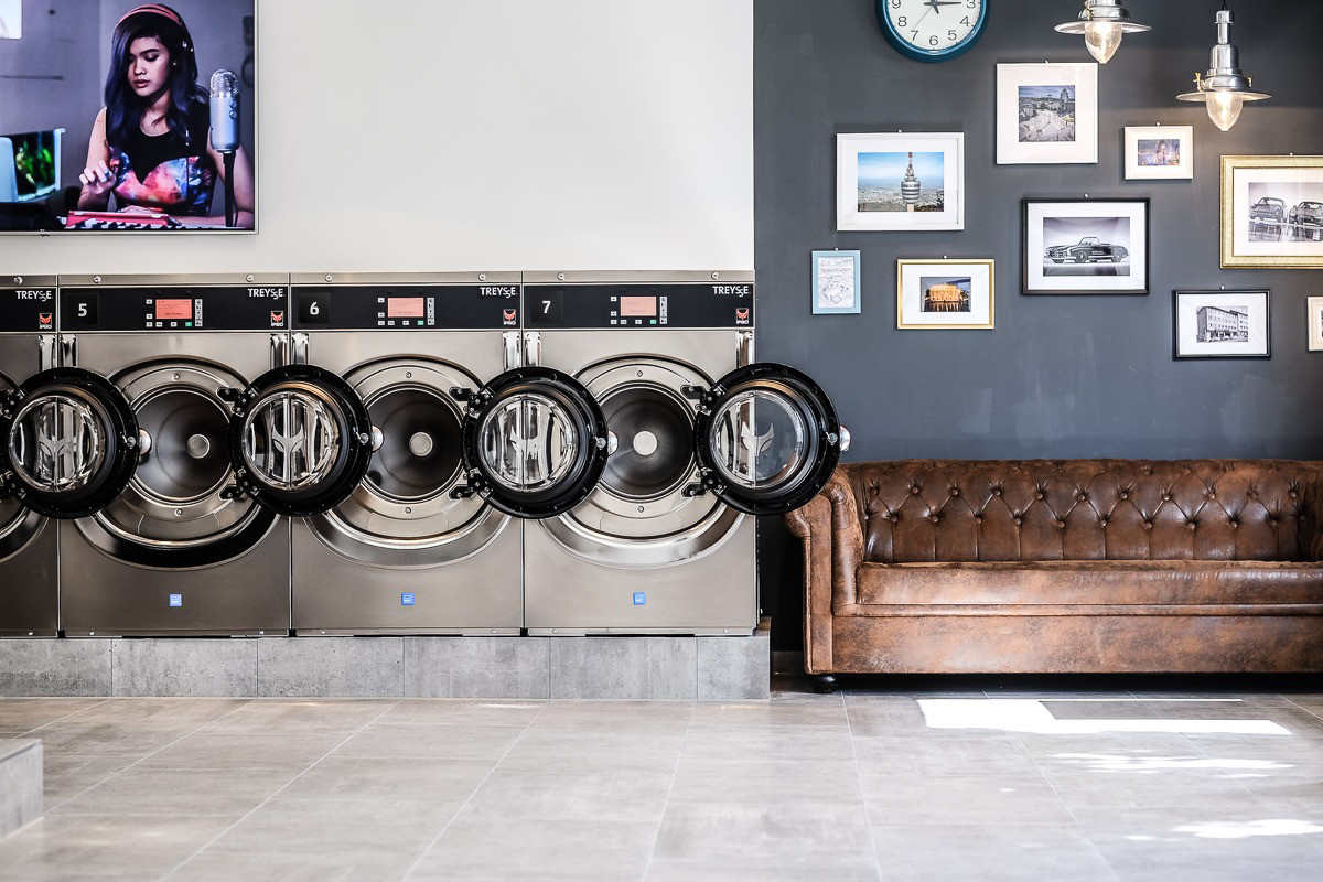 Innenansicht eines gepflegten Waschsalons mit moderner Ausstattung