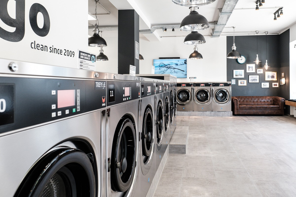 Sauberer Waschsalon mit modernen Geräten und angenehmer Atmosphäre