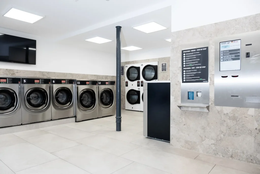 Moderner Waschbereich im Wash&Go Waschsalon Ludwigsburg