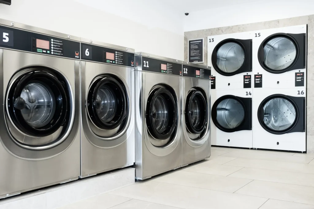 Waschbereich mit Bedienautomat im Wash&Go Waschsalon Ludwigsburg