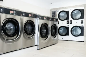 Waschbereich mit Bedienautomat im Wash&Go Waschsalon Ludwigsburg